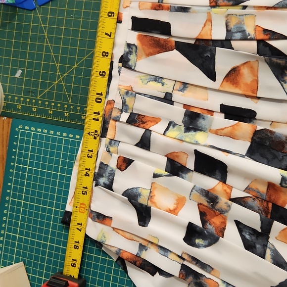 En Thread pleated asymmetrical skirt - Picture 5 of 11